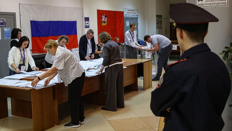 Miembros de una comisión electoral cuentan los votos de las elecciones legislativas en un centro de votación de Podolsk, Moscú.