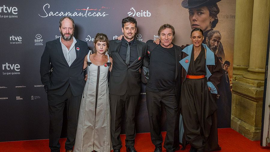 El equipo de la película, a su llegada a la gala en San Sebastián