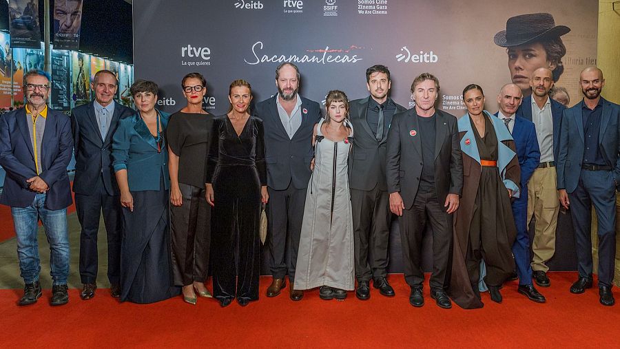 Foto de familia, con el equipo artísticos y los directivos de RTVE y EITB