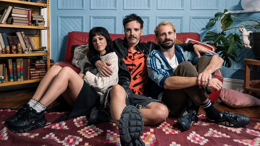 El director Javier Giner, entre los actores Marina Salas y Oriol Pla.