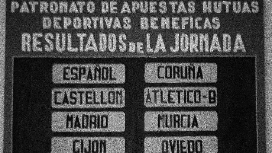 Panel de resultados de los encuentros de fútbol en un local de apuestas benéficas, el 29 de septiembre de 1946