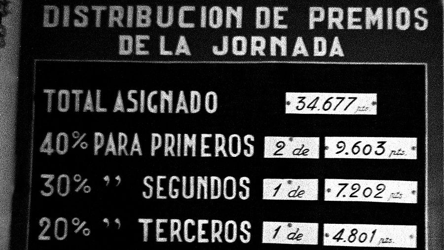 Panel informativo de las cantidades correspondientes a los diferentes premios de la quiniela, en un local de apuestas benéficas.
