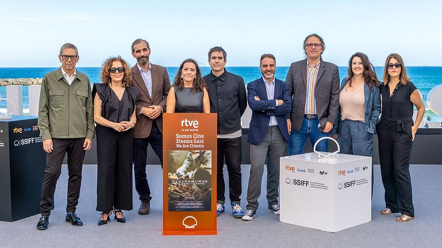El equipo de Cuelgamuros y Documenta TVE junto a directivos de RTVE