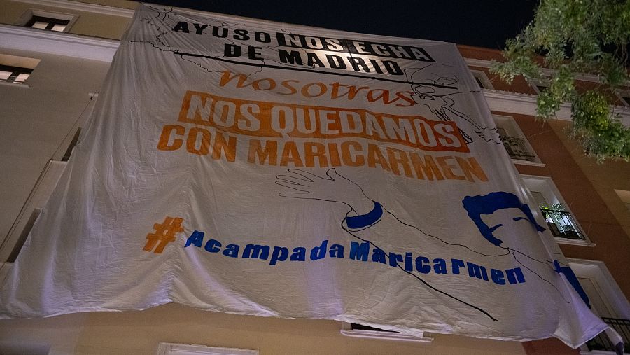 Una pancarta durante la concentración bajo el lema ‘Maricarmen se queda’ en Madrid