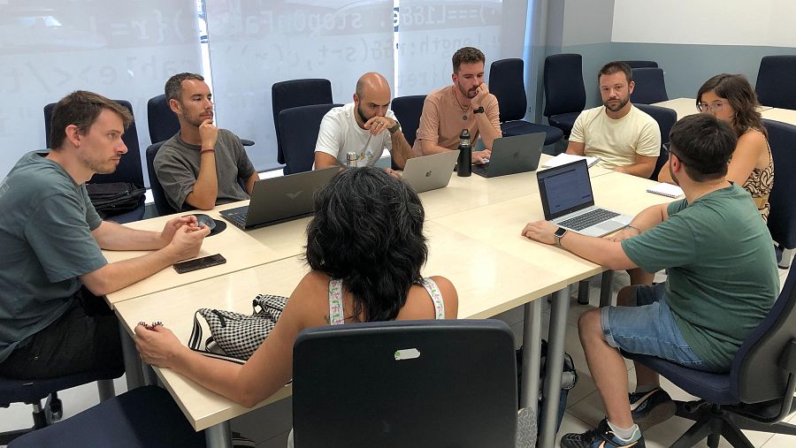 Voluntarios de uno de los equipos de trabajo de la ECAP durante la reunión para preparar el inicio de curso