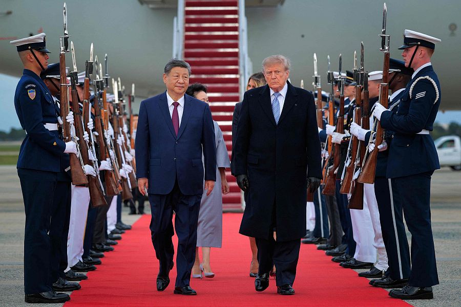 El presidente de Estados Unidos, Donald Trump (derecha), camina por la alfombra roja tras saludar al presidente chino, Xi Jinping (izquierda), durante la ceremonia de bienvenida