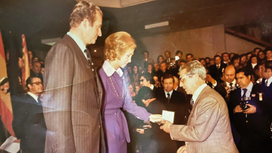 Medalla Conmemorativa y Diploma otorgados por la Dirección Gral. De RTVE en 1981