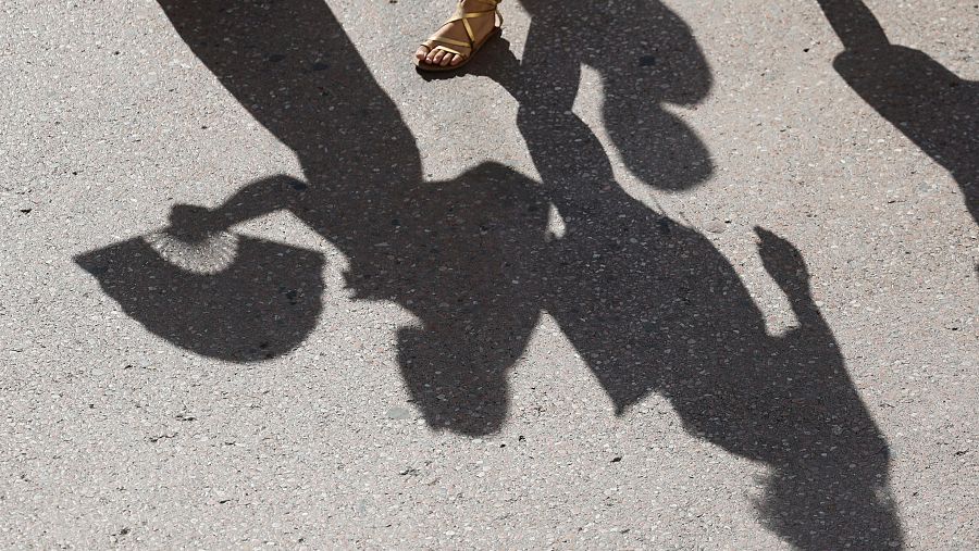 Sombra de una vecina de Valencia que se abanica para luchar contra el calor