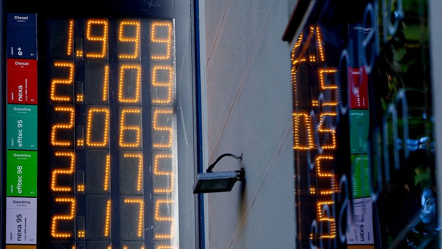 Precios de los carburantes en una gasolinera de  Madrid a una semana de que expire la rebaja fiscal aprobada por el Gobierno,