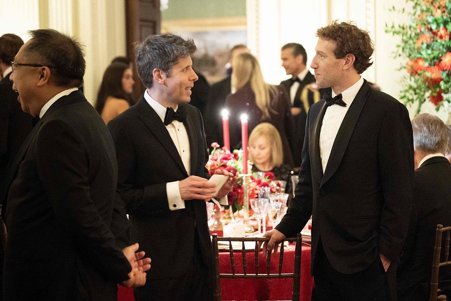El director ejecutivo de OpenAI, Sam Altman (izquierda), y el director ejecutivo de Meta, Mark Zuckerberg (derecha) en la cena en la Casa Blanca