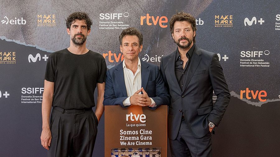 Manuel Menchón, director de 'La voz quebrada', con Fernando Carril y Álvaro Morte