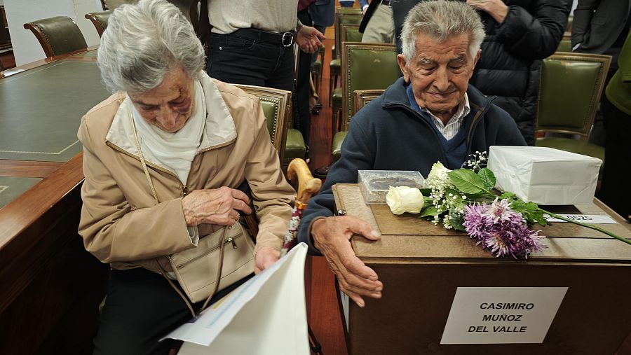 Hipólito Muñoz recibe los restos de su padre, Casimiro Muñoz del Valle, identificados en Cuelgamuros. La imagen captura un momento de profunda memoria y respeto familiar.