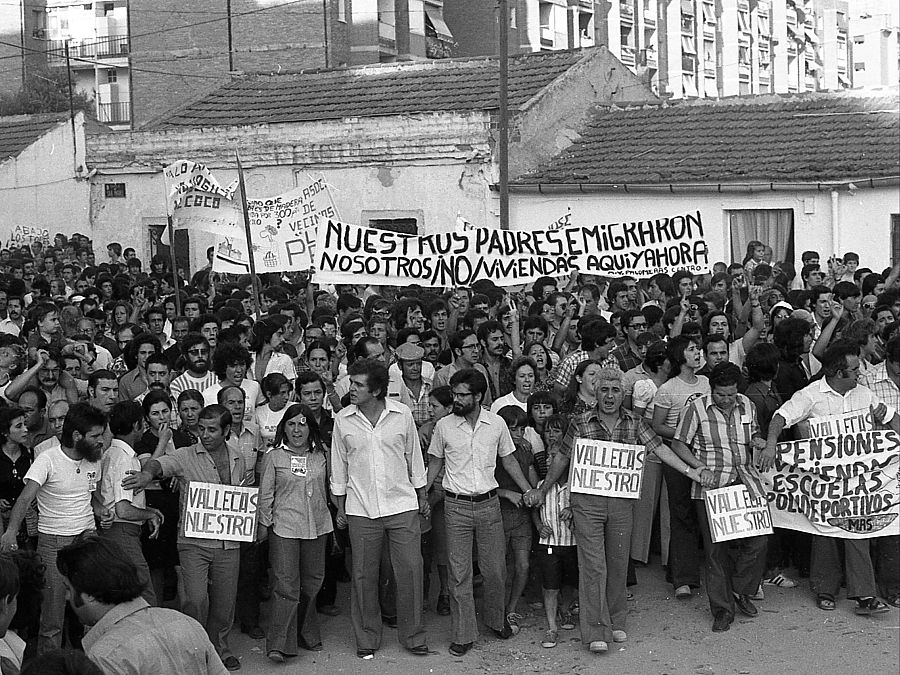 Cabeza de una manifestación por la vivienda en Vallecas, julio de 1976.
