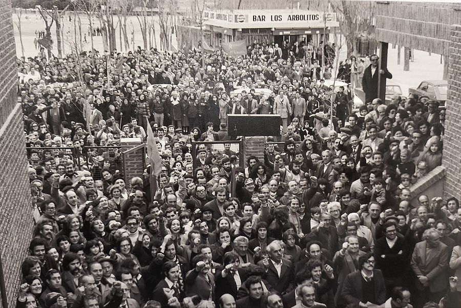 Visita del líder comunista Santiago Carrillo a La Cátedra, actual CEPA de Entrevías.