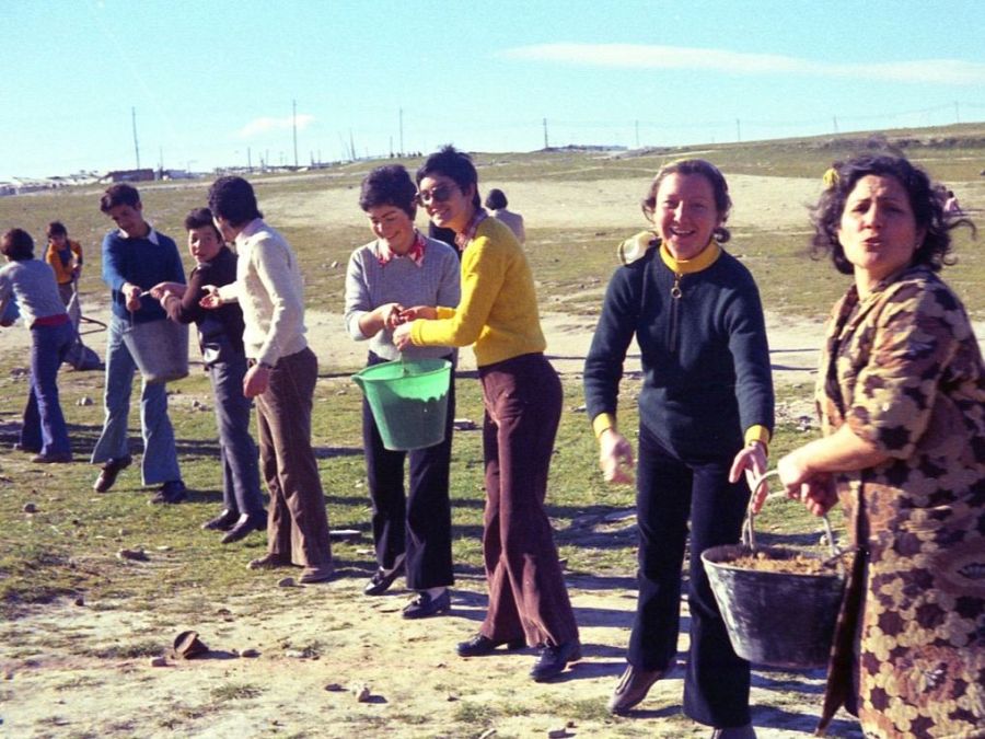 Vecindario trabajando en la colonia Sandi, 1973.