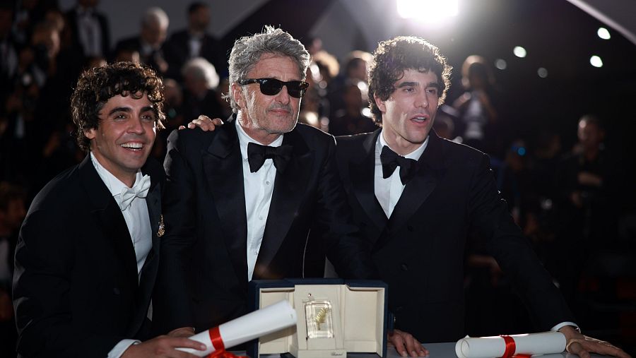 Javier Ambrossi, Paweł Pawlikowsk y Javier Calvo con el premio 'ex aequo' a mejor dirección en Cannes.