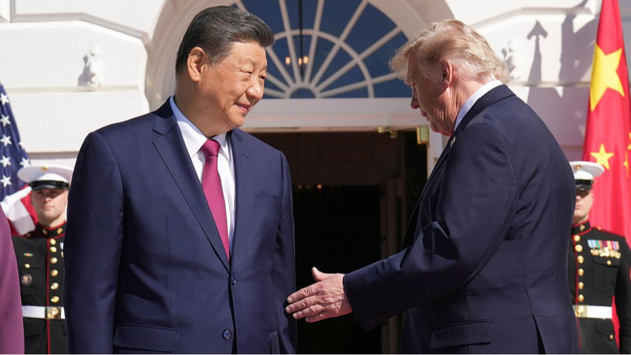 Donald Trump y Xi Jinping se preparan para un apretón de manos frente a las banderas de EE. UU. y China, flanqueados por militares de gala.