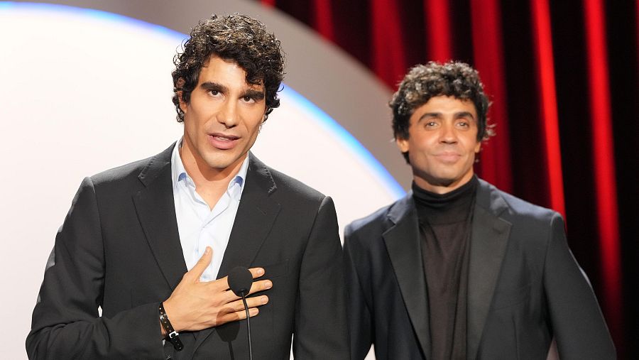Javier Cavlo y Javier Ambrossi, en la ceremonia de clausura del Festival de San Sebastián.