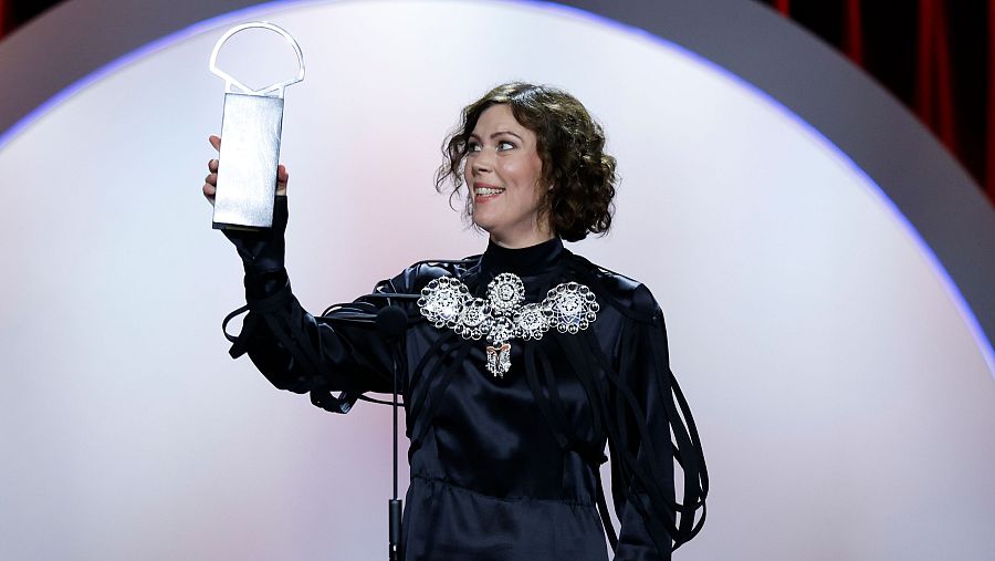 La directora sueca Amanda Kernell, Concha de Plata a la mejor dirección por 'Brace your heart'.