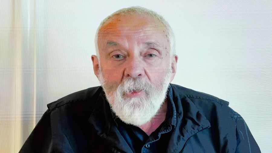 El director Mike Leigh, en su video de agradecimiento de la Concha de Oro.