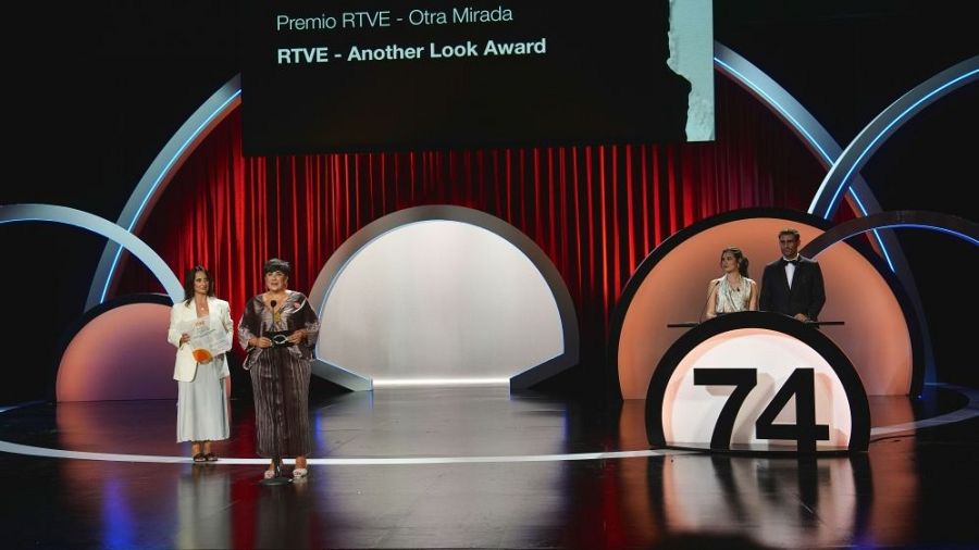 María Solana, consejera de RTVE, entregó el Premio RTVE Otra Mirada en el Festival de Cine de San Sebastián