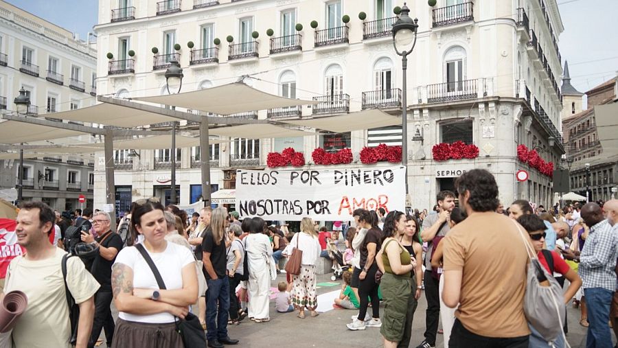 Una pancarta en la Puerta del Sol reza: 