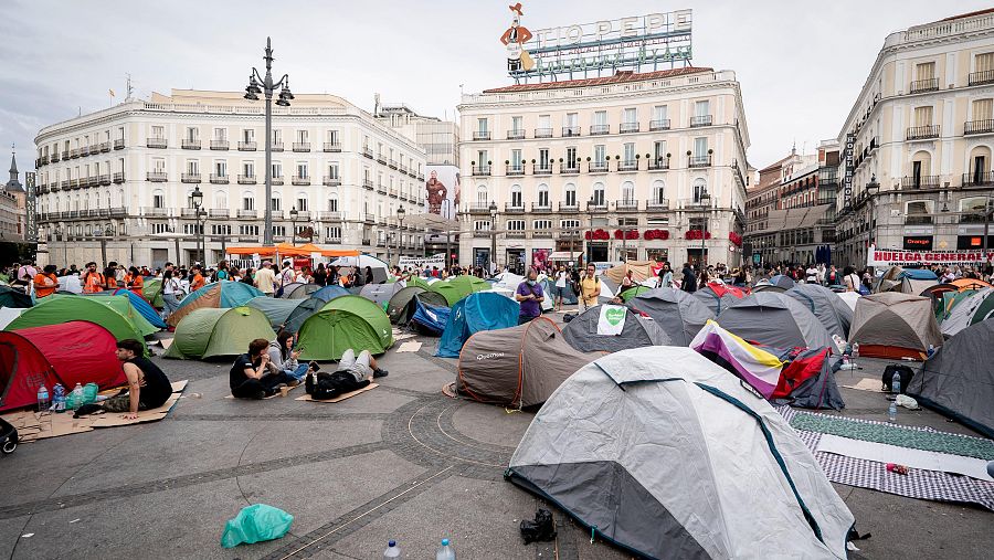 El icónico cartel de Tío Pepe es testigo de la acampada en Sol