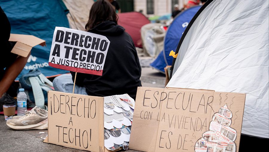 Carteles reivindicativos en la acampada en Sol