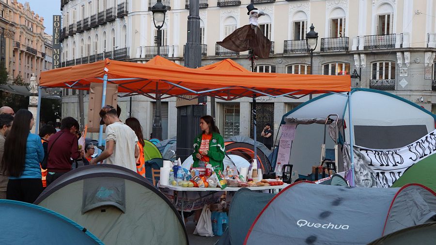Una carpa con comida y bebida en la Puerta del Sol