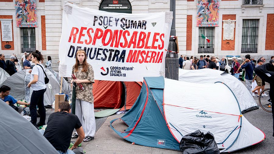 Una pancarta en Sol con el lema 