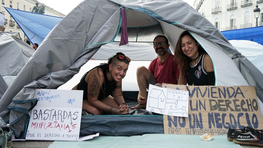 Alba, Víctor y Arancha, quienes vivieron en su momento el 15M y vuelven a acampar