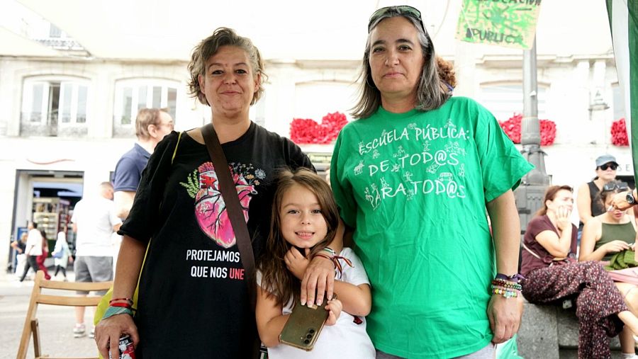 Lucía, su hija Laura, y María José. Vienen de la manifestación por la educación pública a la acampada de la vivienda