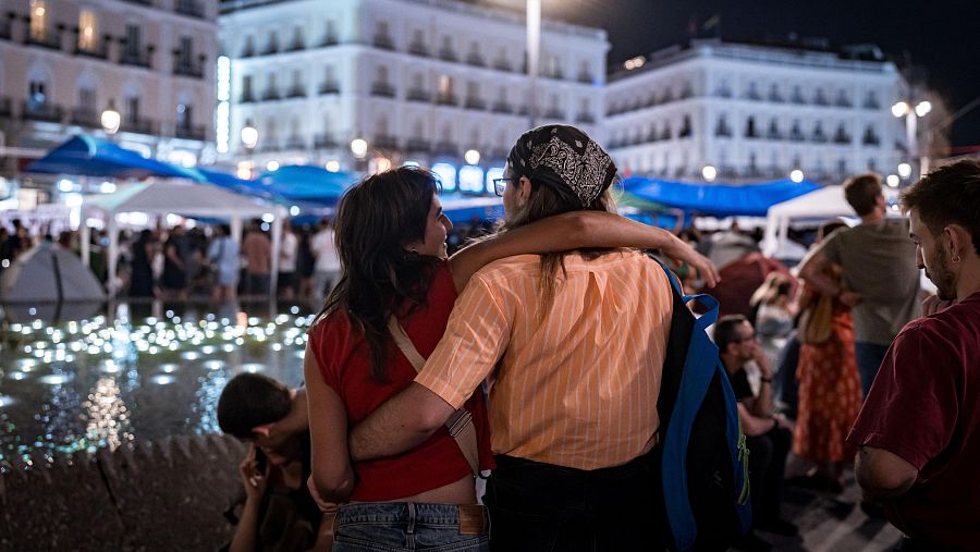 Numerosas personas pasan la segunda noche acampados en Sol