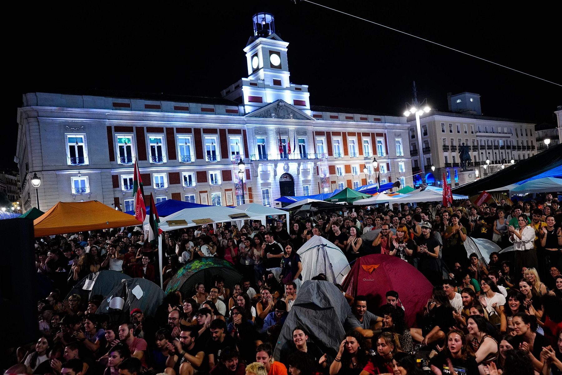 Persones acampades a la Puerta del Sol de Madrid per reclamar mesures davant la crisi de l'habitatge