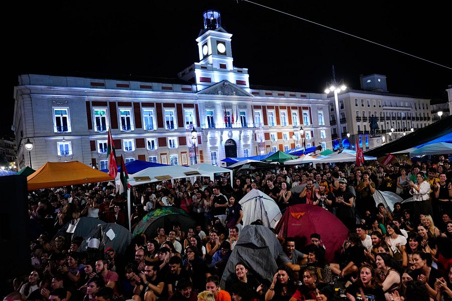 Cientos de acampados en la Puerta del Sol convocados por el Sindicato de Inquilinas se preparan para dormir una segunda noche