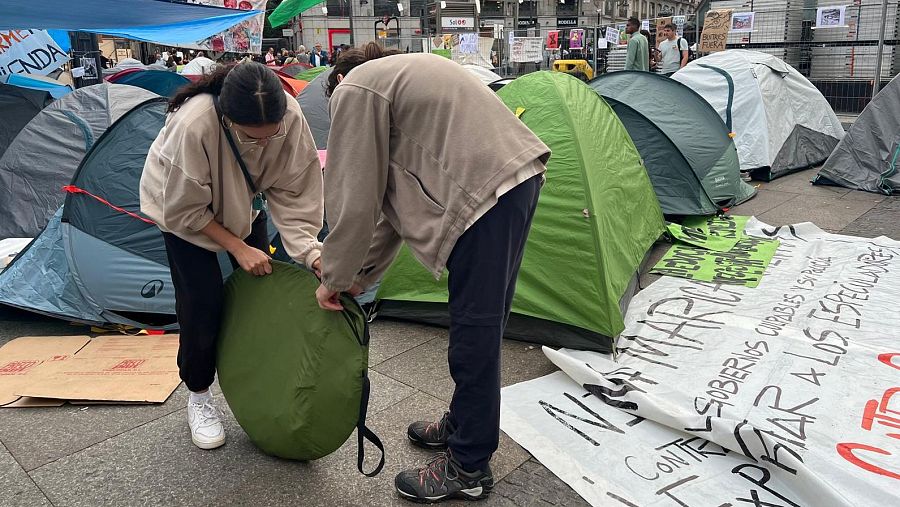 Elisa recoge, junto a un amigo, su tienda de campaña antes de volver a Granada.