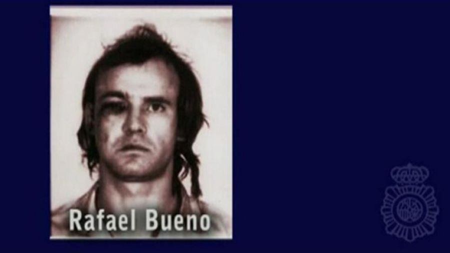 Ficha policial en blanco y negro de Rafael Bueno, con un ojo morado, sobre un fondo azul junto al logotipo difuminado de la Policía Nacional de España.