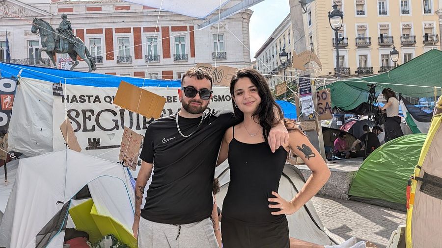 Gonzalo y Martina, acampados en Sol este martes