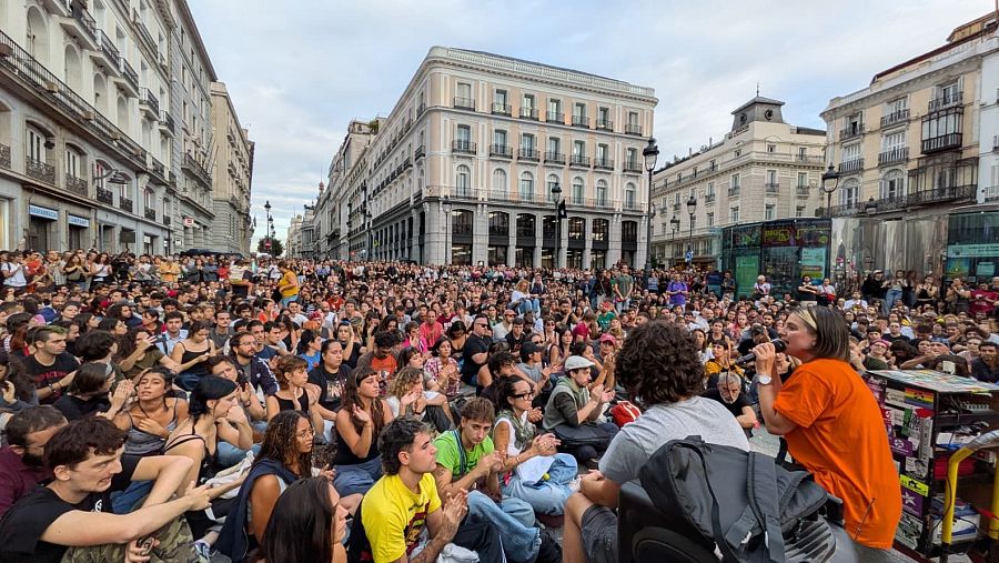 Lleno en Sol en la asamblea, mientras habla Valeria Racu, portavoz del Sindicato de Inquilinas