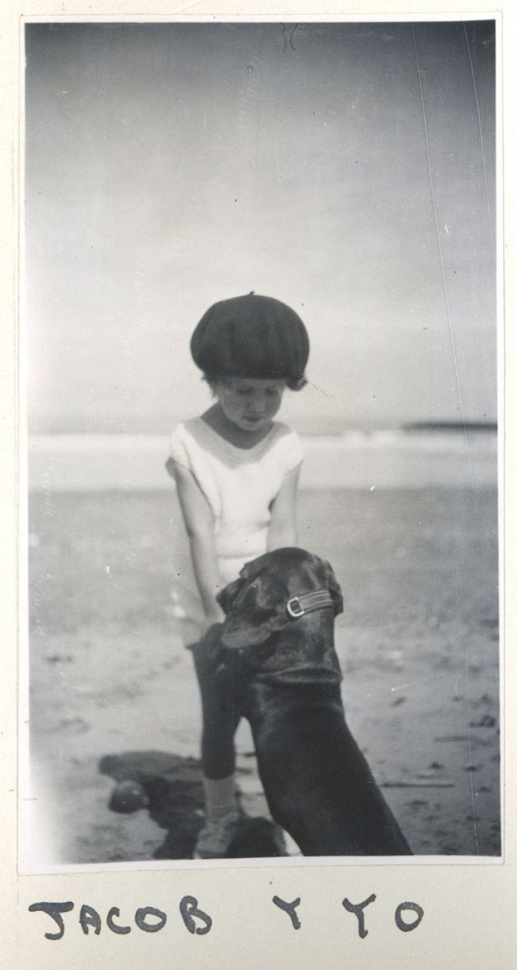Cayetana de niña con el perro Jacob