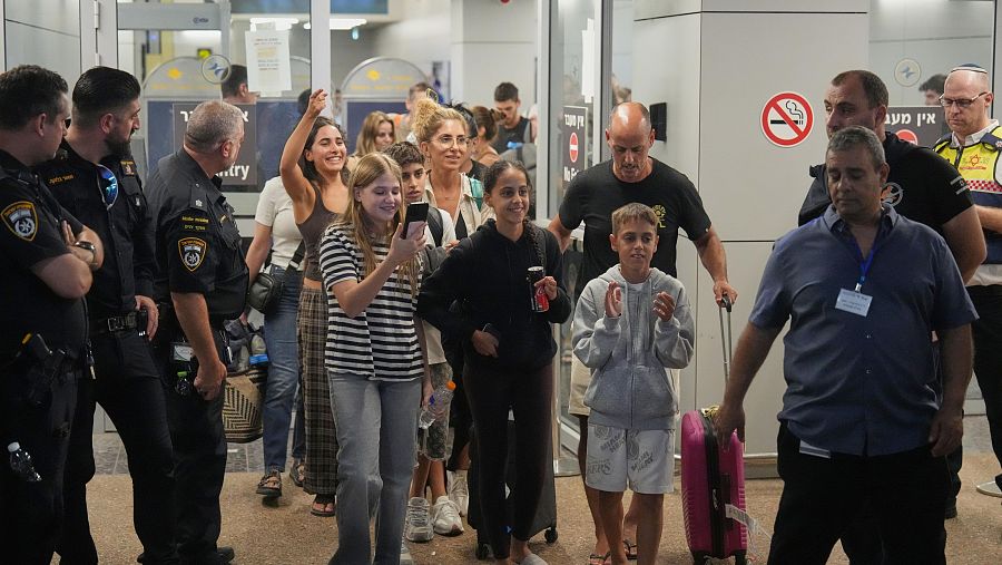 Pasajeros del avión que tuvo que aterrizar en Arabia Saudí llegan a Israel