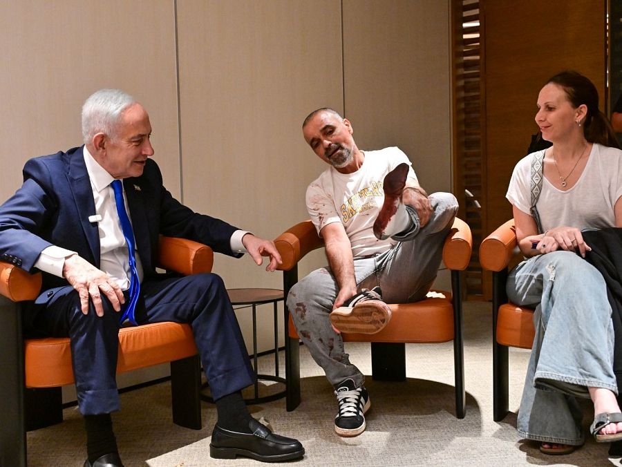 Netanyahu junto al pasajero Yaniv Hayun