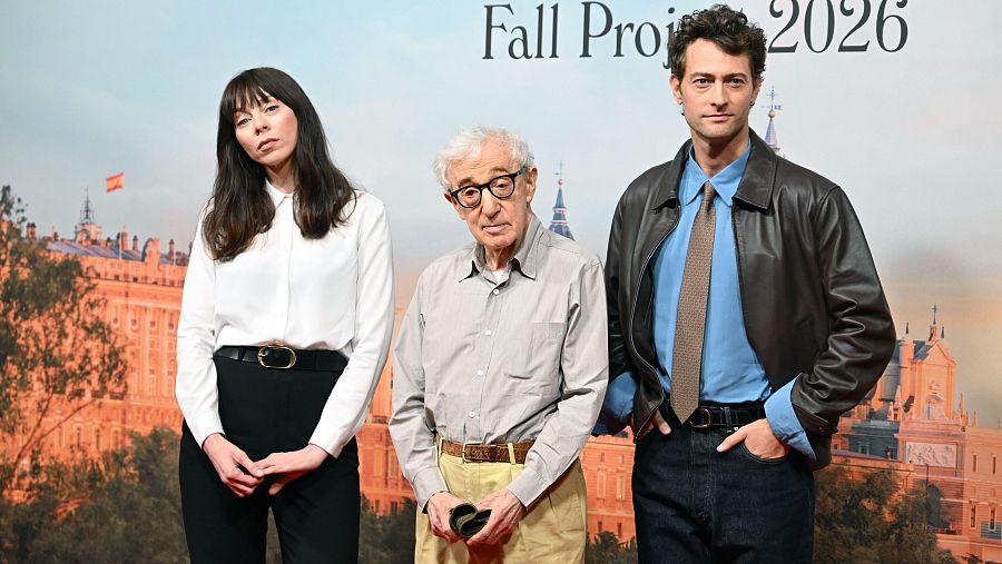 La actriz Alexi Wasser, Woody Allen,  y el actor Peter Vives.
