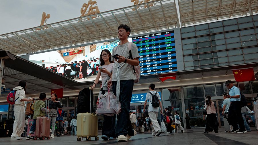 Viajeros esperan su tren en la estación de Shanghái (China).