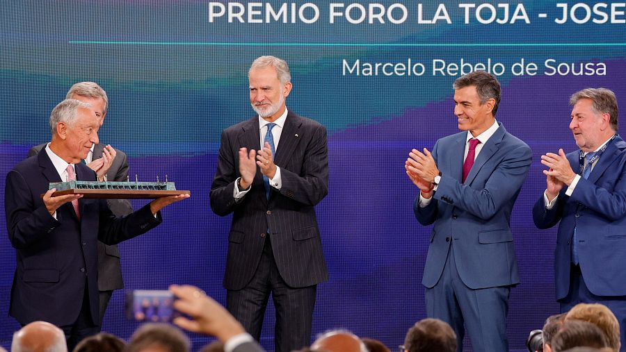 El rey Felipe VI entrega el premio Foro La Toja al expresidente de Portugal Marcelo Rebelo de Sousa, en presencia del presidente del Gobierno, Pedro Sánchez.