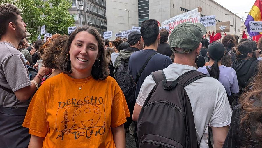 María, militante de la Juventud Obrera Cristiana, en la manifestación frente al Congreso