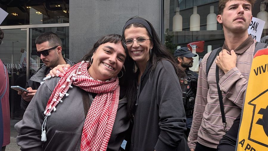 Jimena y Celia se han cogido un día de vacaciones para poder estar frente al Congreso en un día clave