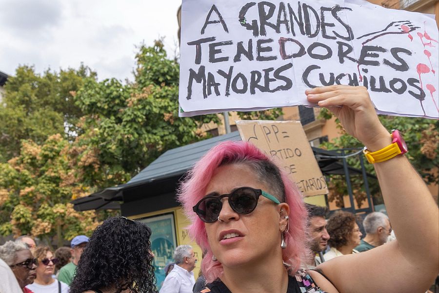 Una manifestante sostiene un cartel en el que se lee 