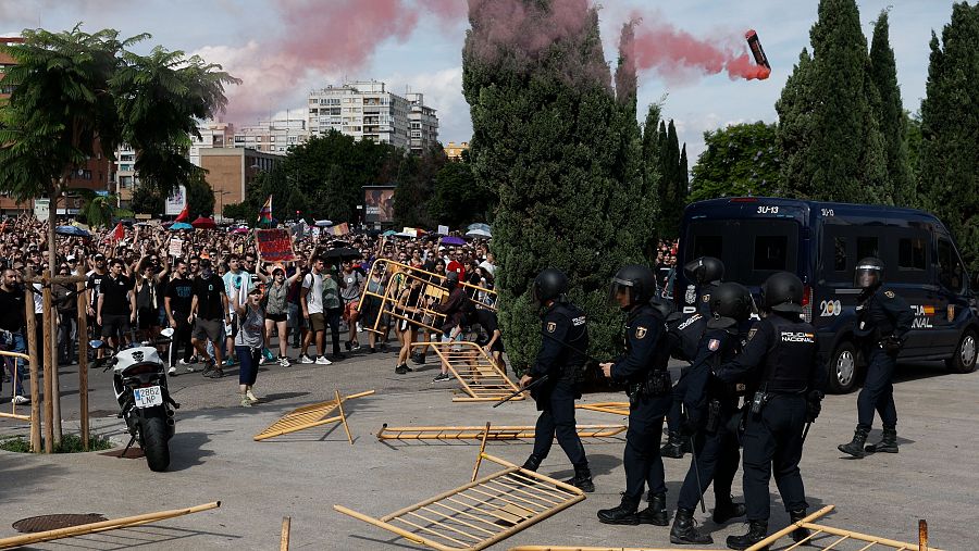 Enfrentamientos entre los manifestantes y la policía en Valencia