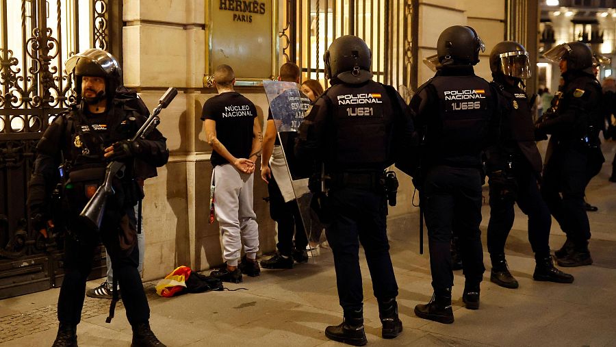 La Policía Nacional detiene a varias personas de la organización extremista Núcleo Nacional que intentaban entrar en la Puerta del Sol, donde está la acampada por la vivienda